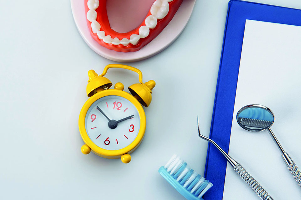 Bild zur Prophylaxebehandlung mit Uhr und Instrumenten